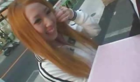 Petite Teen کرم داغ را در آشپزخانه شو رقص سکسی می خورد